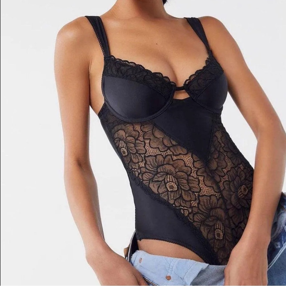 💋Urban Outfitters Out from Under Black Lace Cupped Bra Thong Bodysuit 🐈‍⬛
